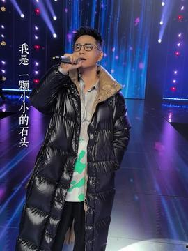 头条唱歌的男的,用歌声点燃网络热度，这位男歌手究竟有何魅力？