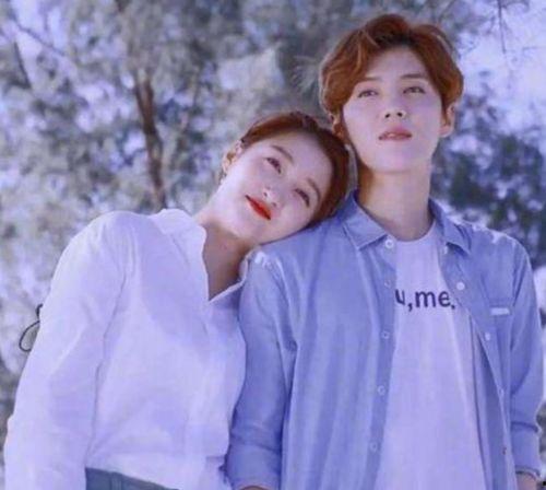 和明星谈恋爱官宣,官宣甜蜜恋情，粉丝纷纷祝福