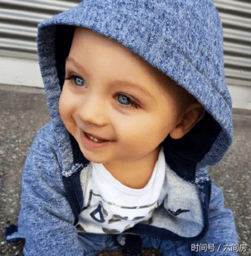 眼睛小那个网红小孩